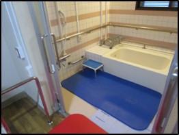 入浴訓練の風景画像2　浴槽のすぐそばにシャワーチェアーを設置している様子