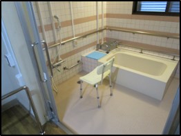 脊髄損傷者用洗い場の画像3　いざりながら浴室まで移動できるよう、床にマットを敷きつめている様子