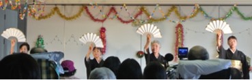 クリス会で、つくし会の方々４名にが、日本舞踊を披露している様子