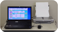 義肢巡回管理システムで使用する機器　コンピュータとプリンタの画像